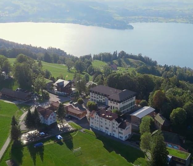 Das Institut Montana von oben mit dem nahe gelegenen Zugersee.