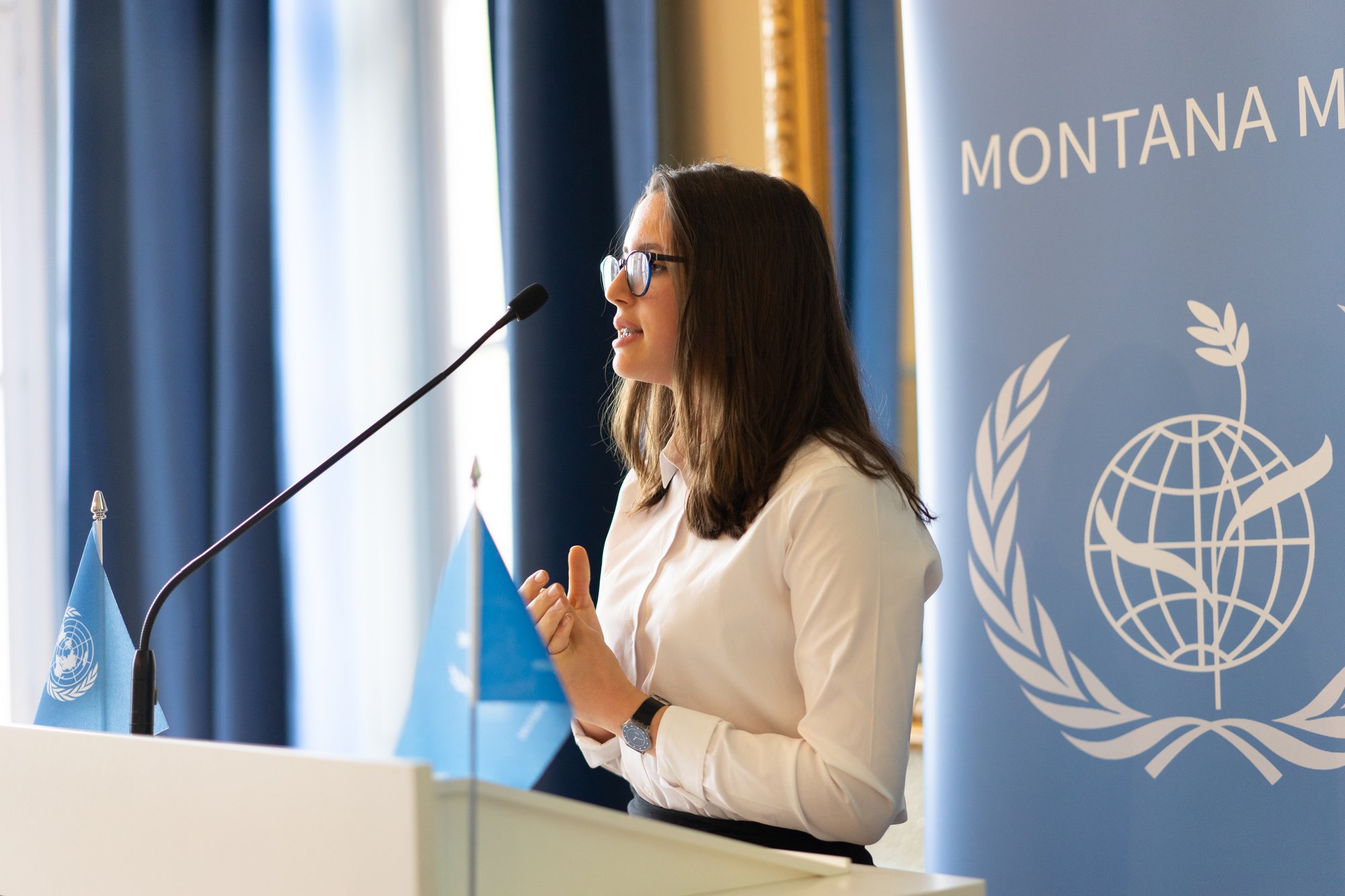 Eine Schülerin spricht auf der Konferenz „Institut Montana Model United Nations“.