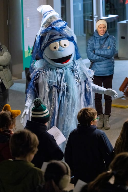 Die Zugiblubbi-Figur tritt beim Wintermusical des Institut Montana auf.